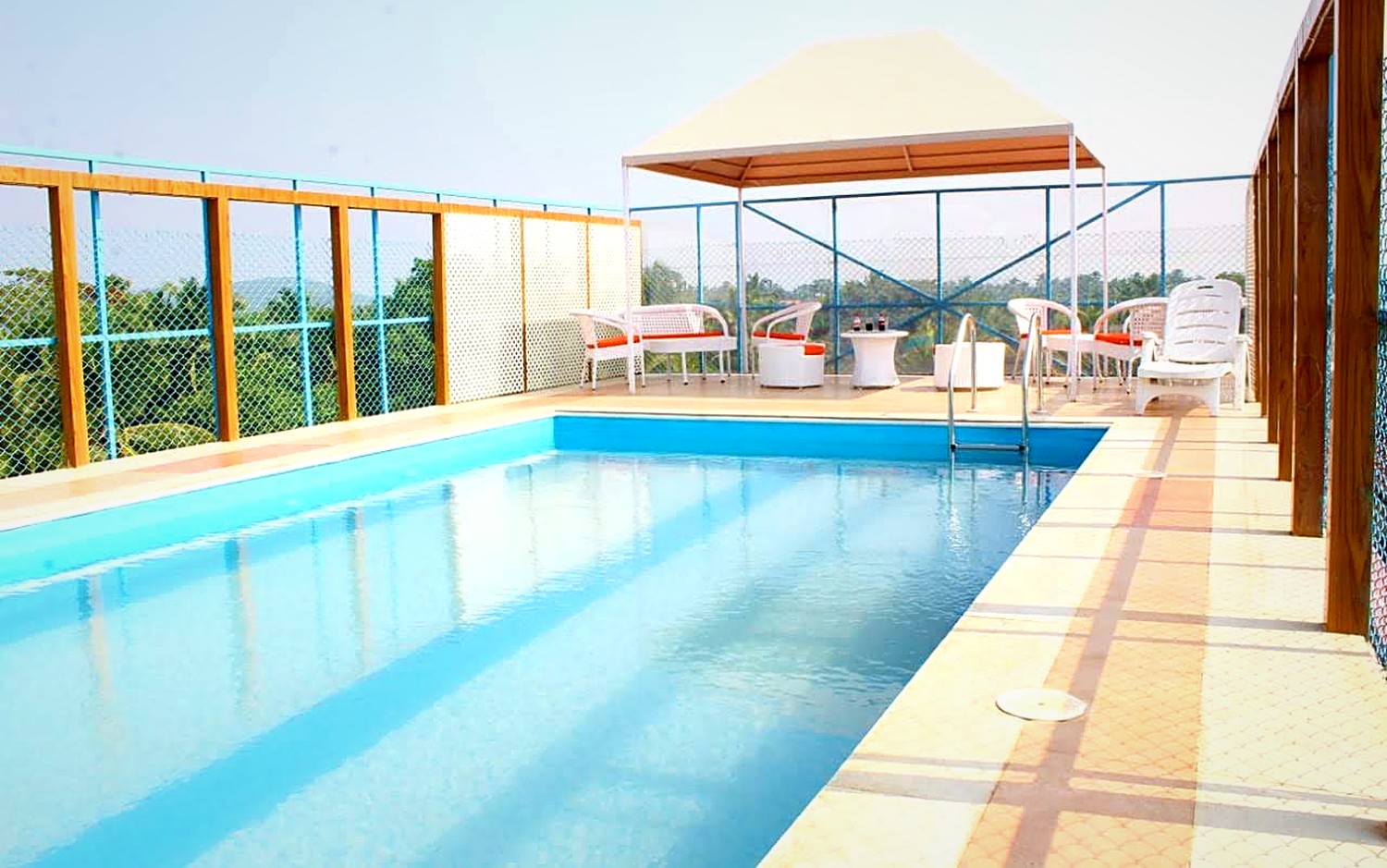 Rooftop pool at Savoy Suites Palacio